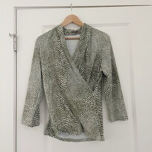 J. McLaughlin Surplice Wrap Top Catalina Cloth 3/4 Sleeve Abstract Dot